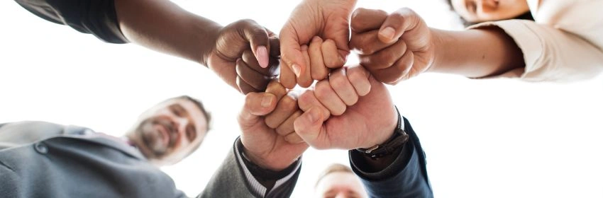 equipe-de-negocios-bem-sucedido-e-feliz-cumprimentando-a-todos